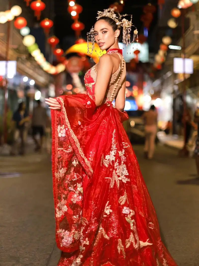 เจ้าสาวในชุดจีนสีแดงปักลาย สวมมงกุฎหงส์ ท่ามกลางโคมแดง