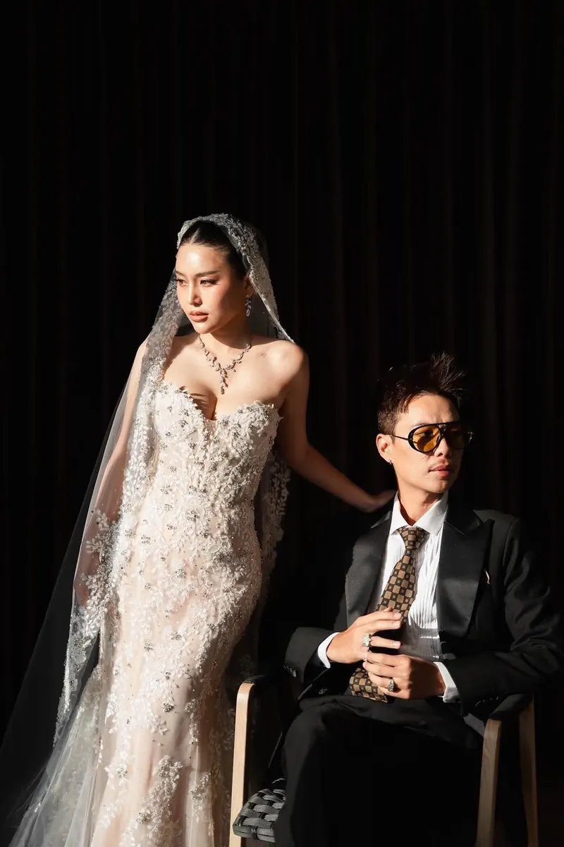คู่บ่าวสาวในภาพโทนค่ำ