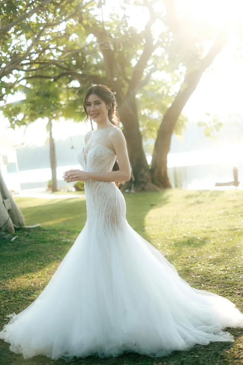 เจ้าสาวในชุดเมอร์เมดผ้าทูลใต้ต้นไม้ แสงยามเย็น