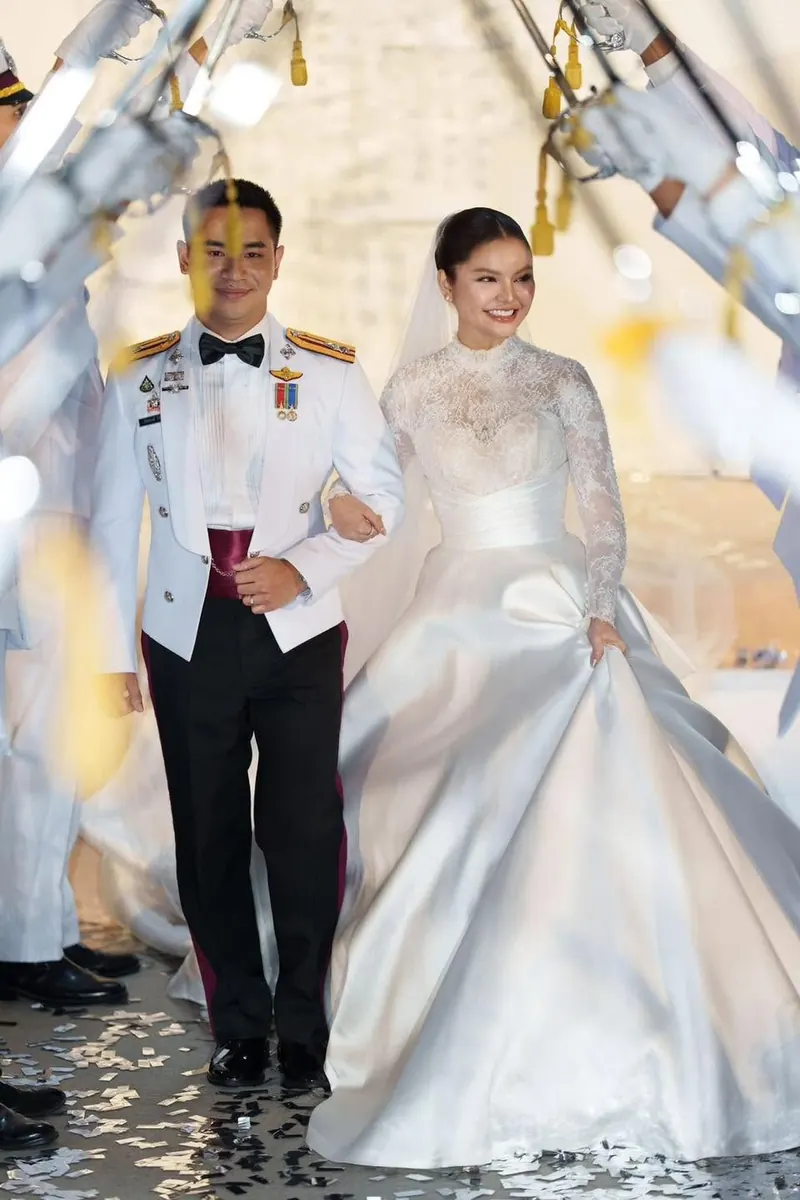 เดินออกท่ามกลางกระดาษโปรย