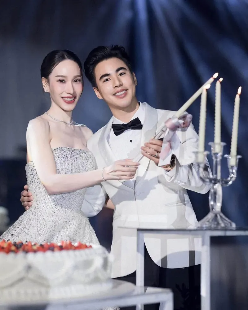 ตัดเค้กและจุดเทียน