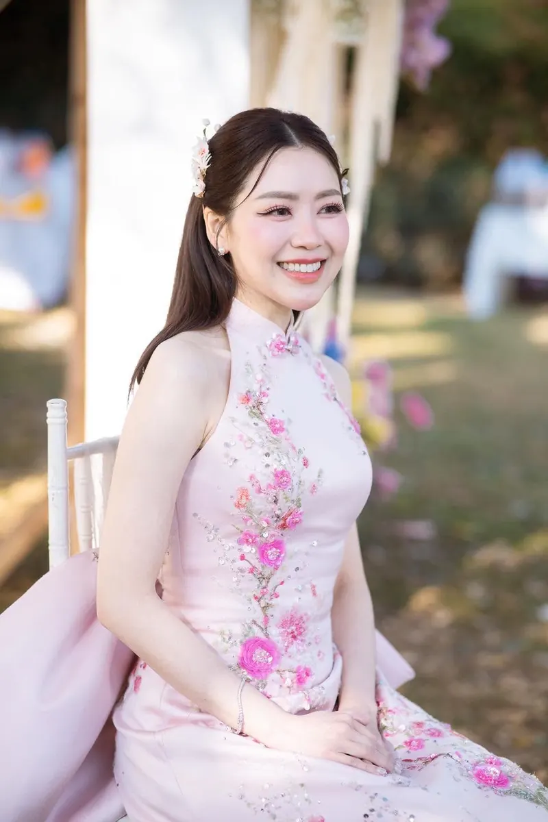 เจ้าสาวในกี่เพ้าสีชมพูปักดอกไม้