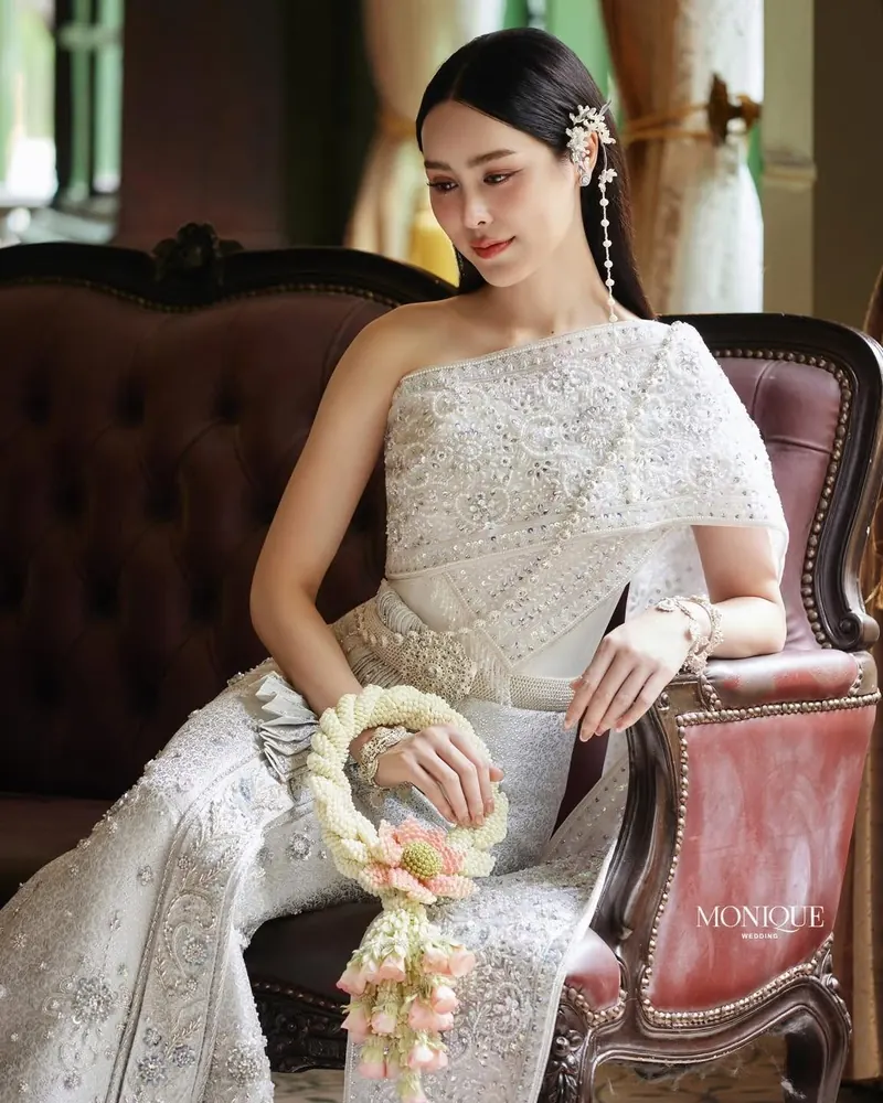 ชุดไทยสไบสีงาช้าง