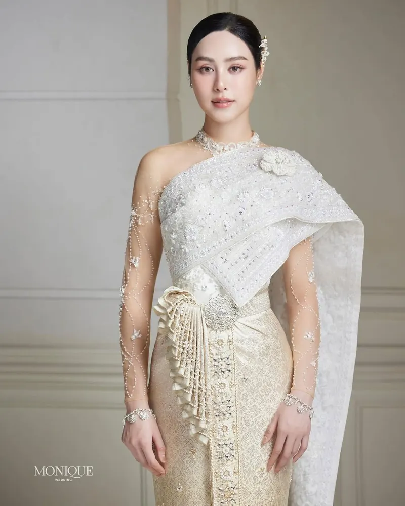 เจ้าสาวในชุดไทยจักรีสีงาช้างและทอง สไบปักลูกปัด