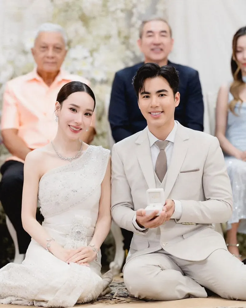 คู่บ่าวสาวในพิธีไทยกับครอบครัว